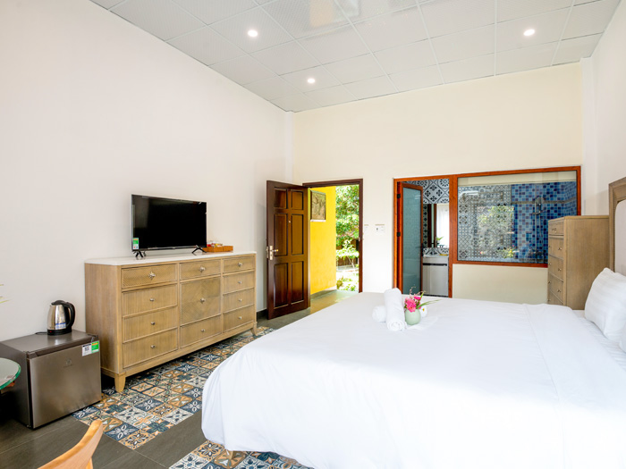 Deluxe Room: King-size bed, Waterfall View & Balcony