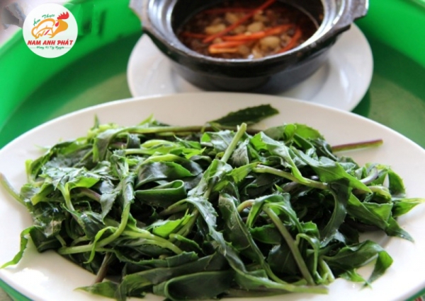 Rau rừng luộc chấm kho quẹt