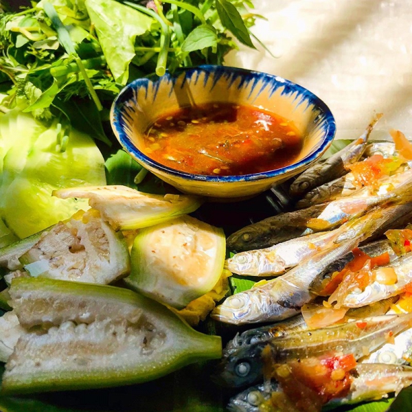 Bánh tráng cuốn cá nục
